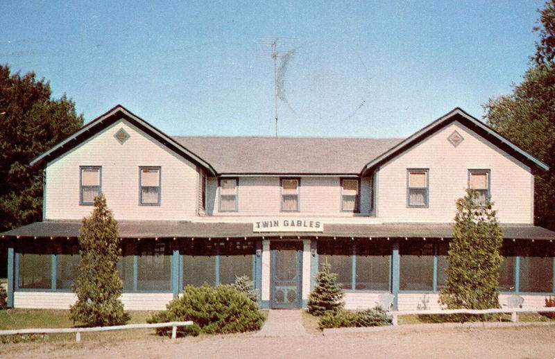 Hotel Saugatuck (Twin Gables Hotel) - Vintage Postcard